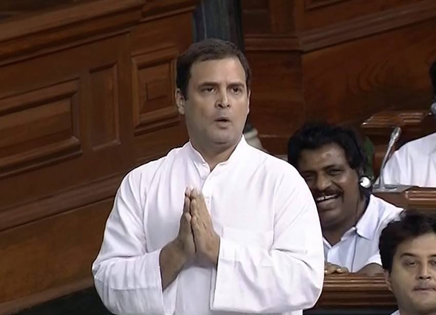 कांग्रेस अध्यक्ष ने सवाल किया कि प्रधानमंत्री को इसका जवाब देना चाहिए कि राफेल सौदे के प्रारूप को अचानक से क्यों बदला गया और हिंदुस्तान एयरोनॉटिक्स लिमिटेड से कांट्रैक्ट लेकर उस उद्योगपति को क्यों दिया गया जिस पर 35 हजार करोड़ रुपये का कर्ज है। कांग्रेस अध्यक्ष ने कहा कि प्रधानमंत्री ने कहा था कि वह देश के चौकीदार हैं, लेकिन ‘वह चौकीदार नहीं, बल्कि भागीदार' हैं। उन्होंने किसानों, रोजगार, भीड़ द्वारा हत्या और महिला सुरक्षा के मुद्दे उठाए और सरकार पर वादों को पूरा करने में विफल रहने का आरोप लगाया। राहुल गांधी ने कहा कि पूरा देश प्रधानमंत्री की ‘जुमला स्ट्राइक’ से परिचित हो गया है। उन्होंने कहा कि हर खाते में 15 लाख भेजने का वादा और हर साल दो करोड़ लोगों को रोजगार देने का वादा प्रधानमंत्री की ‘जुमला स्ट्राइक’ हैं।