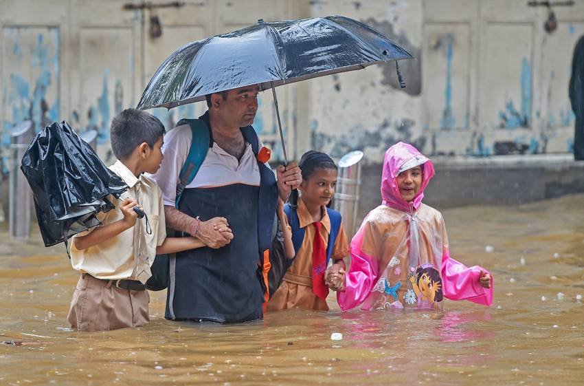 मुंबई में बारिश के चलते स्कूल को जाने वाली बैन बंद हैं स्कूल बंद नहीं है। बच्चे कैसे भी करके स्कूल जा रहे हैं।