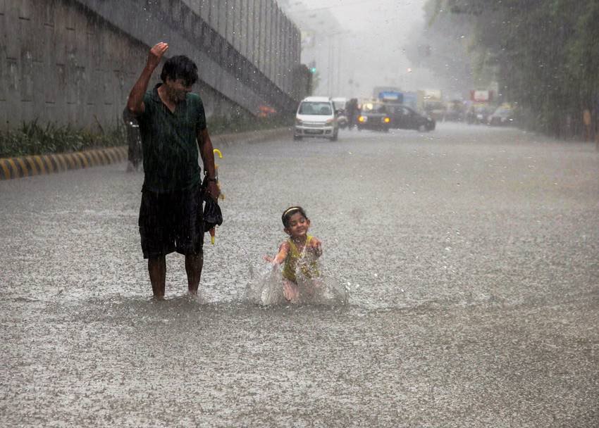 mumbai rains, mumbai rainfall, maharashtra rainfall, mumbai potholes, mumbai traffic jam, mumbai school, mumbai colleges, devendra fadnavis, mumbai natives chilling rain, mumbai people enjoying rainy weather, mumbai people entertaing in rain