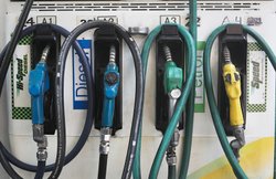 पाकिस्तान पर महंगाई की मार, पेट्रोल की कीमत पहुंची 100 रुपये प्रति लीटर