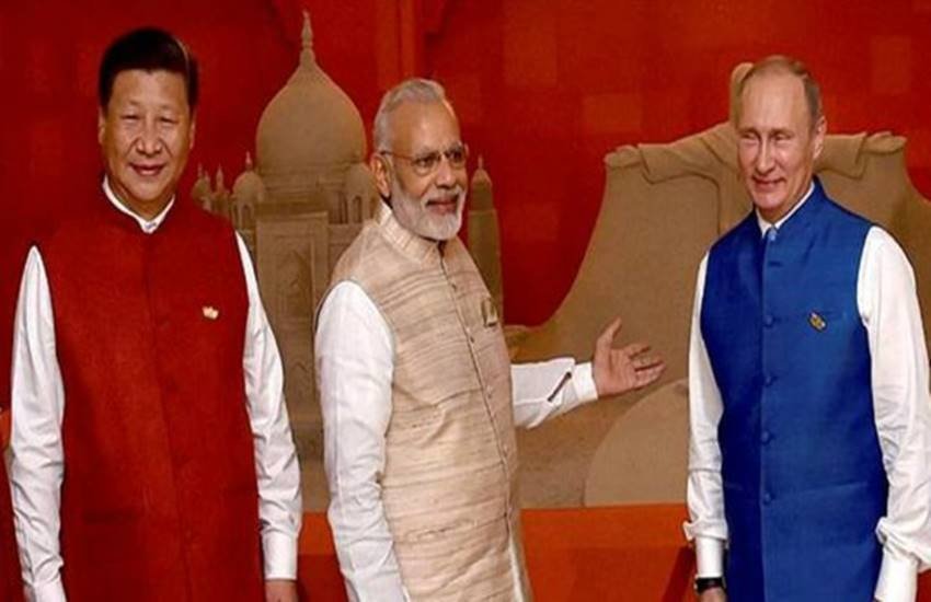 गोवा में ब्रिक्स सम्मेलन के दौरान पीएम मोदी के साथ शी जिनपिंग और व्लॉदिमीर पुतिन की फाइल फोटो।(फोटो- पीटीआई)