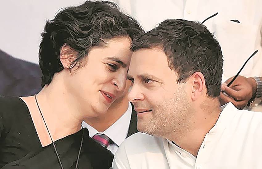 कांग्रेस अध्यक्ष राहुल गांधी अपनी बहन प्रियंका गांधी के साथ चर्चा करते हुए।