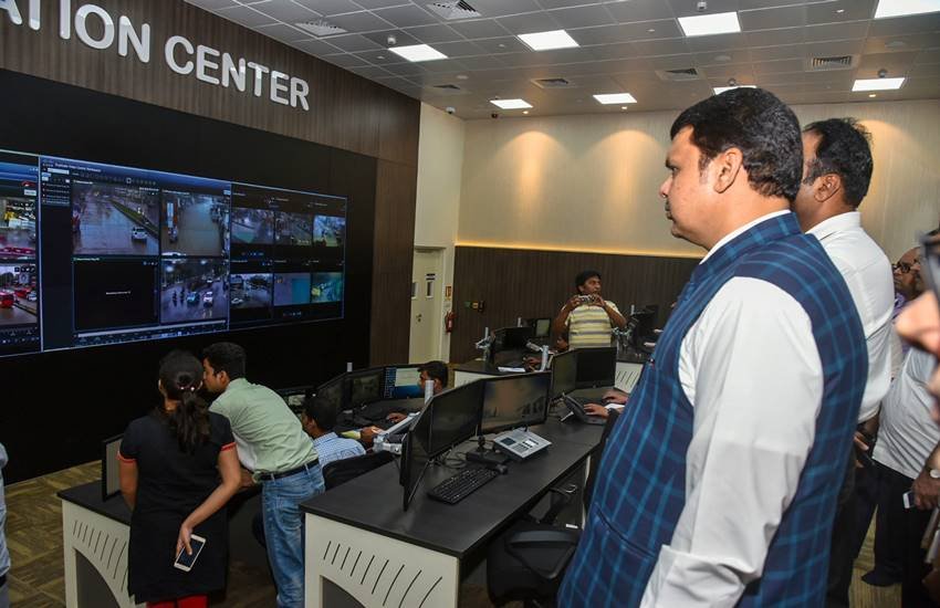 दिल्ली सचिवालय की छत से झमाझम गिरता बारिश का पानी।