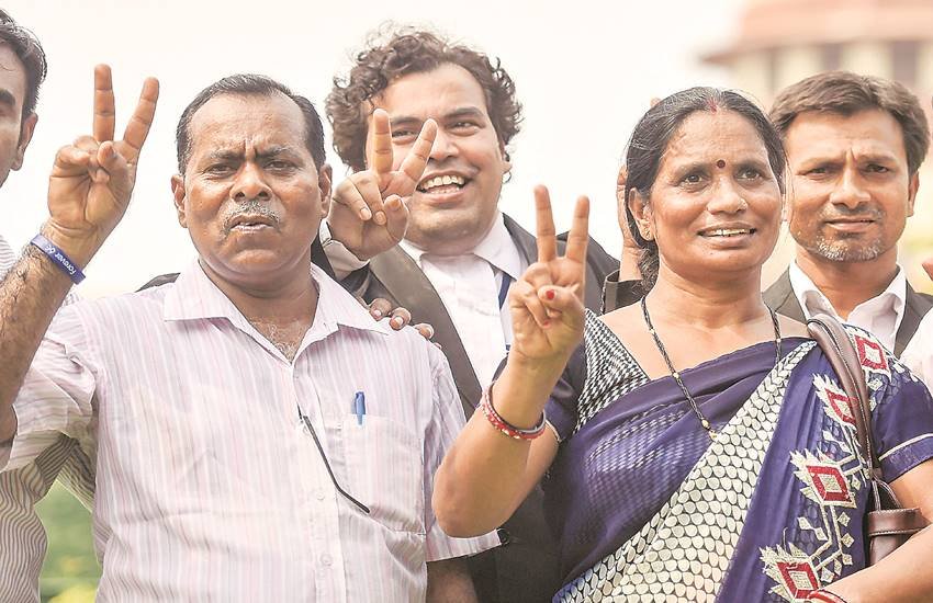 फैसले पर खुशी जताते हुए निर्भया की मां आशा देवी और पिता बद्रीनाथ सिंह ने कहा कि समाज के लिए, खासकर महिलाओं के लिए इस तरह के फैसले राहत देने वाले हैं।  फैसले पर खुशी जताते हुए निर्भया की मां आशा देवी और पिता बद्रीनाथ सिंह ने कहा कि समाज के लिए, खासकर महिलाओं के लिए इस तरह के फैसले राहत देने वाले हैं।