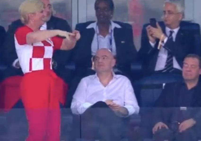 जीत का जश्न मनाती रूस की टीम।