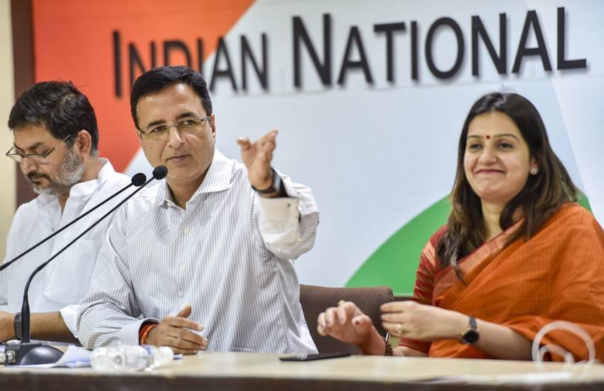 कांग्रेस मुख्‍यालय में आयोजित प्रेस कॉन्‍फ्रेंस के दौरान पार्टी प्रवक्‍ता रणदीप सिंह सुरजेवाला और प्रियंका चतुर्वेदी। (Photo: PTI)
