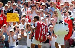 विंबलडन 2018: पोस्टर पर खास मैसेज ले खड़ी थी फैन, दिग्गज टेनिस प्लेयर ने देखा तो पूरी कर दी ख्वाहिश