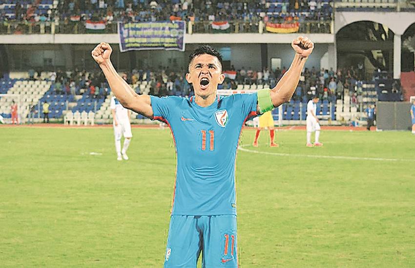 दुनिया भर में फुटबॉल की खुमारी छाई हुई है। पर अपने देश में इस खेल को लेकर मायूसी है। इसकी वजह है एशियाई खेलों में भारतीय फुटबॉल टीमों को नहीं भेजने का फैसला।