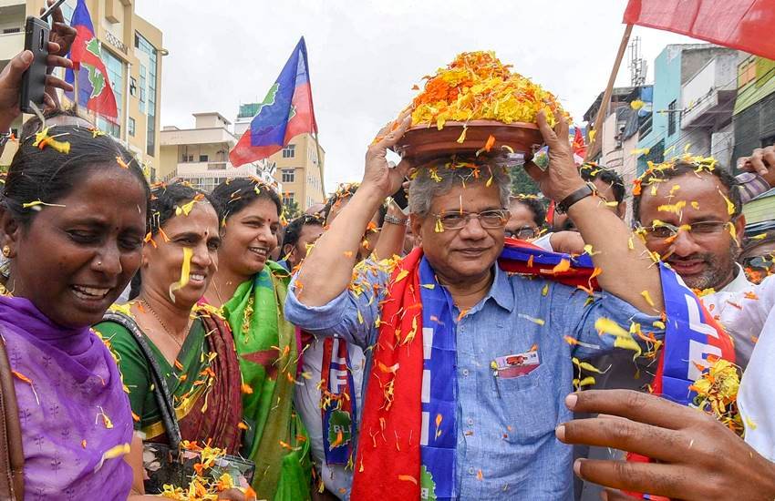 
हैदराबाद में रविवार को बथुकम्मा और बोनालू पर्व से जुड़े आयोजन में शरीक होने के दौरान माकपा के महासचिव। (फोटोः पीटीआई)