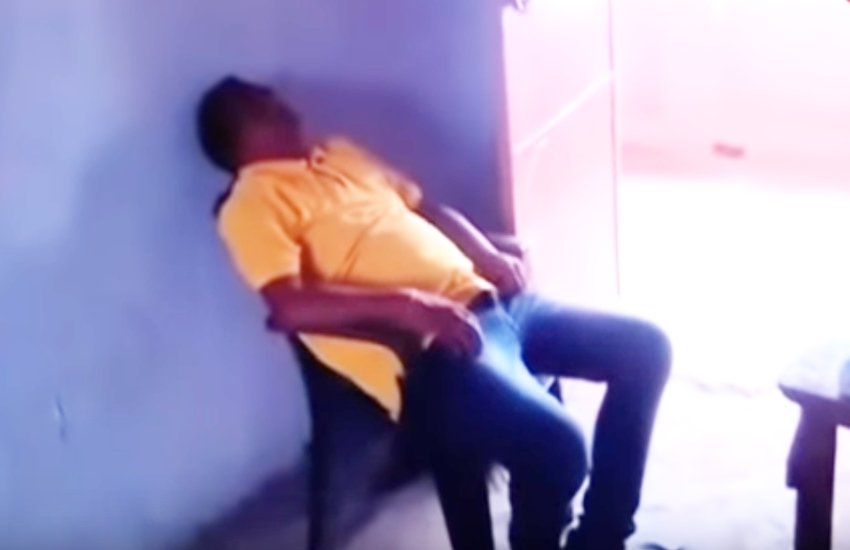 क्लासरूम में सोते टीचर (फोटो सोर्स- वीडियो स्क्रीनशॉट)