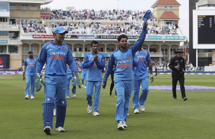 ड्रेसिंग रूम लौटती भारतीय क्रिकेट टीम। (Photo : AP)