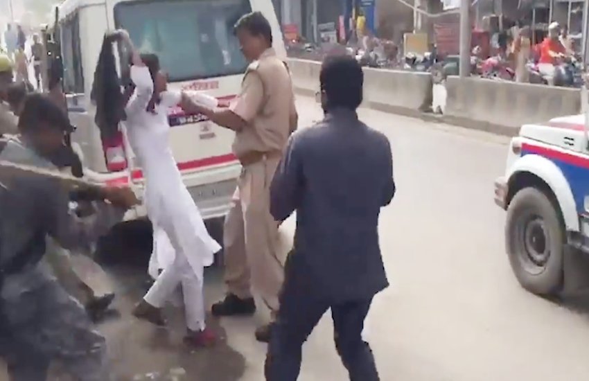 यूपी पुलिस ने लड़की को पीटा (फोटो सोर्स- वीडियो स्क्रीनशॉट)