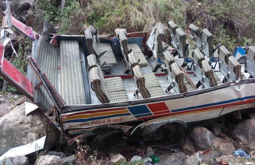 Uttarakhand Bus Accident Live: हादसे के बाद बस का कुछ ऐसा हाल हुआ। (फोटोः ANI)