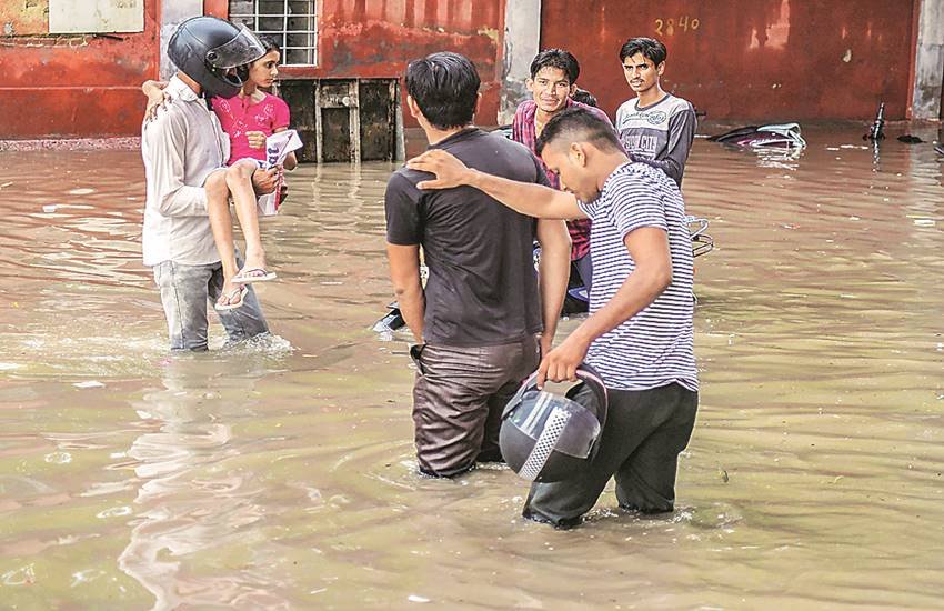 बीकानेर में मंगलवार को हुई बारिश के कारण सड़क लबालब हो गई।