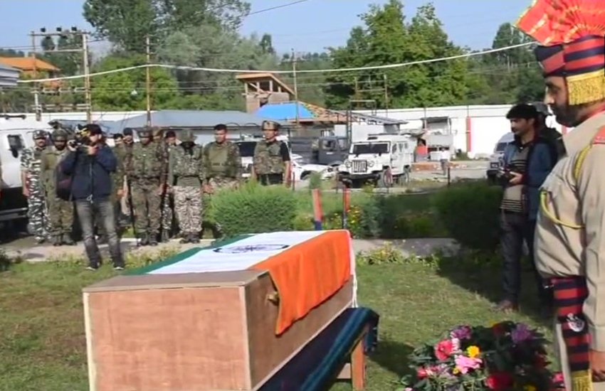 शहीद जावेद अहमद डार को श्रद्धांजलि देते जवान (फोटो सोर्स- एएनआई ट्विटर)