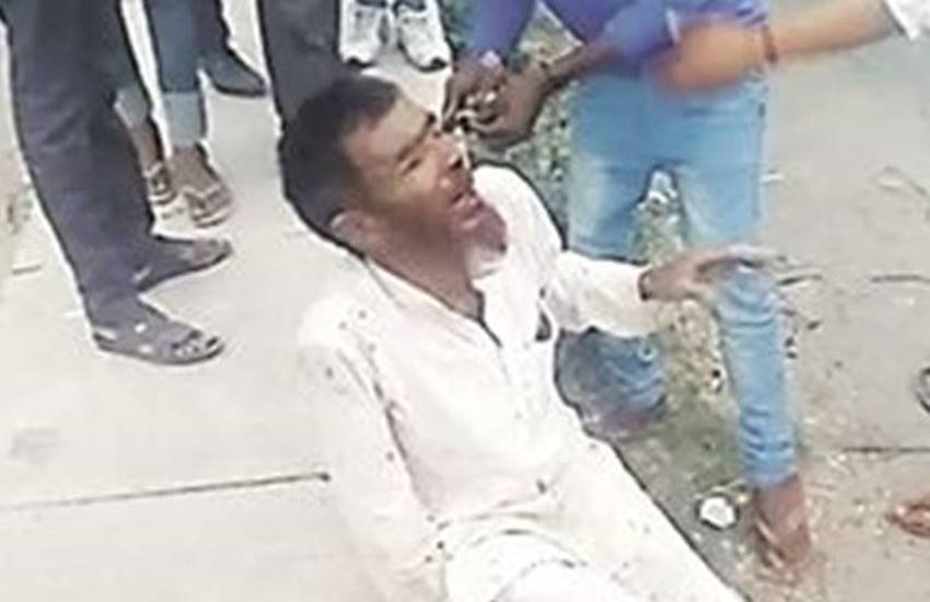भीड़ की हिंसा में कानून के रखवालों की लापरवाही की इसी तरह की एक अन्य घटना अलवर की है जो ऊपर से तो भीड़ की पिटाई का मामला लगती है लेकिन निकट से पड़ताल करने पर इसमें पुलिस की भूमिका संदिग्ध नजर आ रही है।