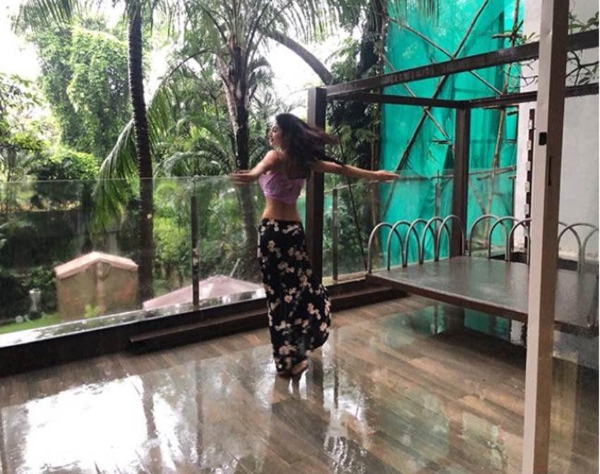 mouni roy, mouni roy instagran, mouni roy dance, mouni roy photos, mouni roy photoshoot, mouni roy news, mouni roy mansoon