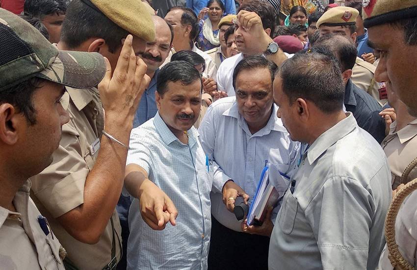 दिल्ली के मुख्यमंत्री अरविंद केजरीवाल ने शनिवार (7 जुलाई) को अनधिकृत कॉलोनी का दौरा किया। (फोटो सोर्स- पीटीआई) दिल्ली के मुख्यमंत्री अरविंद केजरीवाल ने शनिवार (7 जुलाई) को अनधिकृत कॉलोनी का दौरा किया। (फोटो सोर्स- पीटीआई)