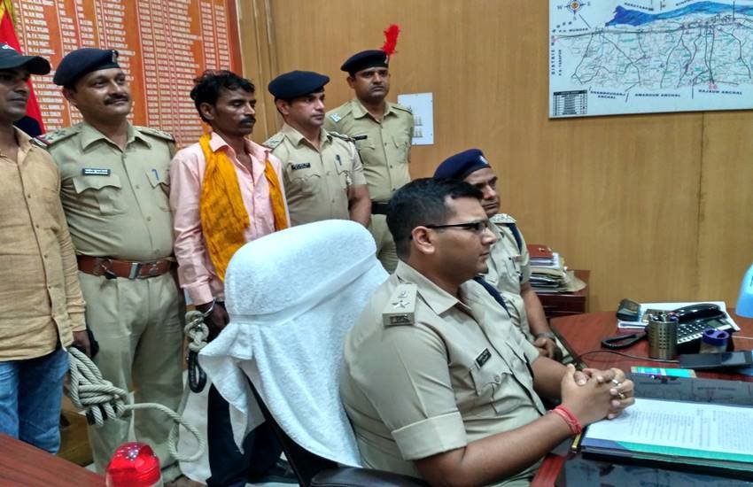 प्रेस कांफ्रेंस में सत्तन यादव की गिरफ्तारी की जानकारी देते एसएसपी आशीष भारती।