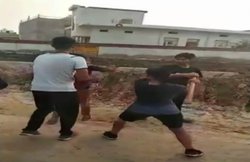 लड़का लगातार कर रहा था पीछा, युवती ने सरेआम कर डाली डंडों से पिटाई, वायरल हुई तस्वीरें