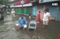 मध्य प्रदेश: पानी से लबालब भरी सड़क पर कुर्सी डालकर बैठे बीजेपी मेयर, कहा-हालात पर नजर रख रहा हूं