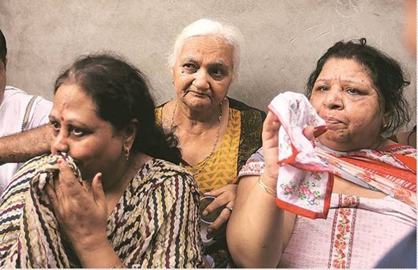 सोमवार सुबह जैसे ही संत नगर बुराड़ी के सभी 11 शवों को दिल्ली पुलिस की पायलट गाड़ियां के साथ कैट्स एंबुलेस की 11 गाड़ियां में पोस्टमार्टम घर लाया गया उसका मुख्य गेट तुरंत बंद कर दिया गया। सोमवार सुबह जैसे ही संत नगर बुराड़ी के सभी 11 शवों को दिल्ली पुलिस की पायलट गाड़ियां के साथ कैट्स एंबुलेस की 11 गाड़ियां में पोस्टमार्टम घर लाया गया उसका मुख्य गेट तुरंत बंद कर दिया गया।