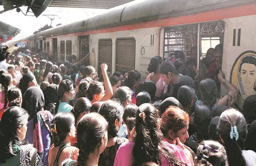 कांग्रेस ने कहा रेल मंत्रालय महिलाओं की सुरक्षा के लिए जरूरी कदम उठाए और रेलवे पुलिस में महिलाओं की और भर्ती करे। सुष्मिता ने एक बयान में कहा, ‘‘यह सरकार बुलेट ट्रेन की बात कर रही है, लेकिन अब ट्रेनों में महिलाओं की सुरक्षा पर ध्यान नहीं दे रही है। 
