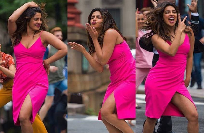 प्रियंका न्यूयॉर्क की गलियों में नाच रही हैं लेकिन उनके साथ निक नहीं है। प्रियंका न्यूयॉर्क की गलियों में नाच रही हैं लेकिन उनके साथ निक नहीं है।