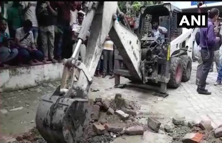 बिहार के मुजफ्फरपुर में एक नारी निकेतन की एक लड़की ने आरोप लगाया है कि उनकी एक साथी की पीट - पीटकर हत्या कर दी गयी और उसे परिसर में दफन कर दिया गया एवं कई के साथ बलात्कार किय गया। 