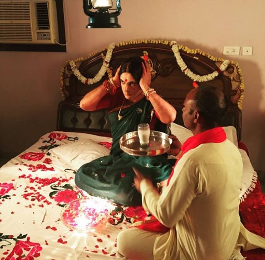 इस तस्वीर के कैप्शन में सुनील ने लिखा - इन्हें पता ही नहीं है। दरअसल इस तस्वीर में रिंकू भाभी काफी फ्रस्ट्रेट नज़र आ रही थीं और सुनील के फैंस ने भी उनसे कई मज़ेदार सवाल किए