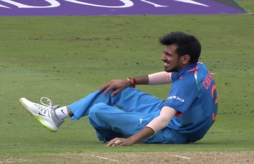 भारत-इंग्लैड मैच के दौरान मैदान पर चहल (Pic Credit- Twitter)