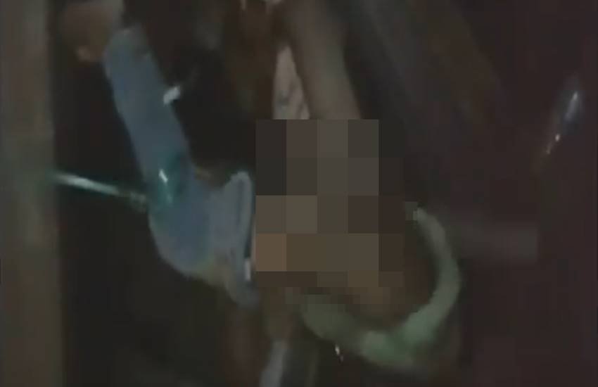बच्चे को उल्टा लटका कर पीटा
फोटो सोर्स - वीडियो स्क्रीनशॉट