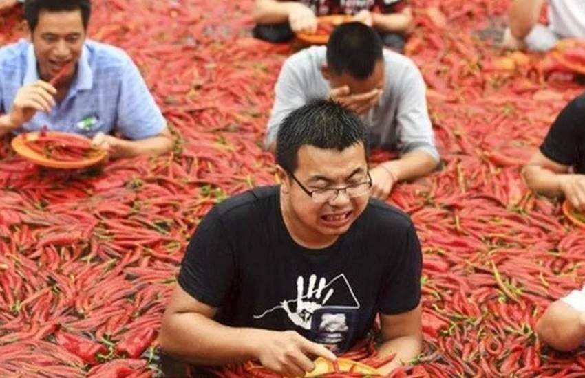 मिर्ची से भरे तालाब में बैठकर 68 सेकेंड में 50 मिर्ची खा गया शख्स। (फोटो सोर्स- ट्विटर) मिर्ची से भरे तालाब में बैठकर 68 सेकेंड में 50 मिर्ची खा गया शख्स। (फोटो सोर्स- ट्विटर)