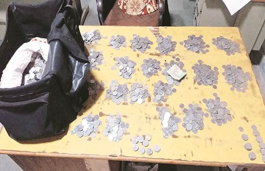 कोर्ट के सामने वकील ने लगाया सिक्‍कों का ढेर। फोटाे- द इंडियन एक्‍सप्रेस। 