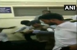 वीडियोः बच्ची से 18 लोगों ने किया बलात्कार, कोर्ट पहुंचने पर वकीलों ने जमकर चलाए लात-घूंसे