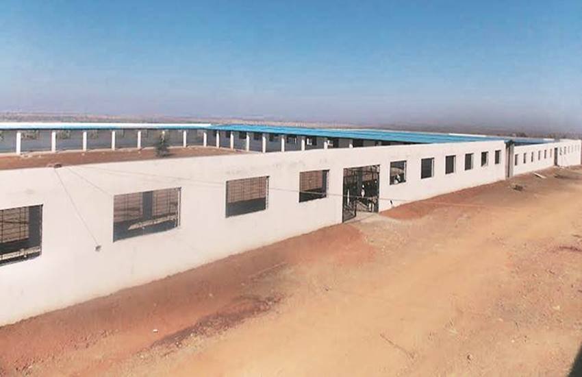 मध्यप्रदेश सरकार के आगर-मालवा जिले स्थित गायों को संरक्षण एवं आसियाना देने के लिए बने देश के पहले गौ अभयारण्य में पानी एवं चारा की कमी के चलते पिछले छह महीने से नई गायों की एंट्री पर रोक लगाई गई है। 