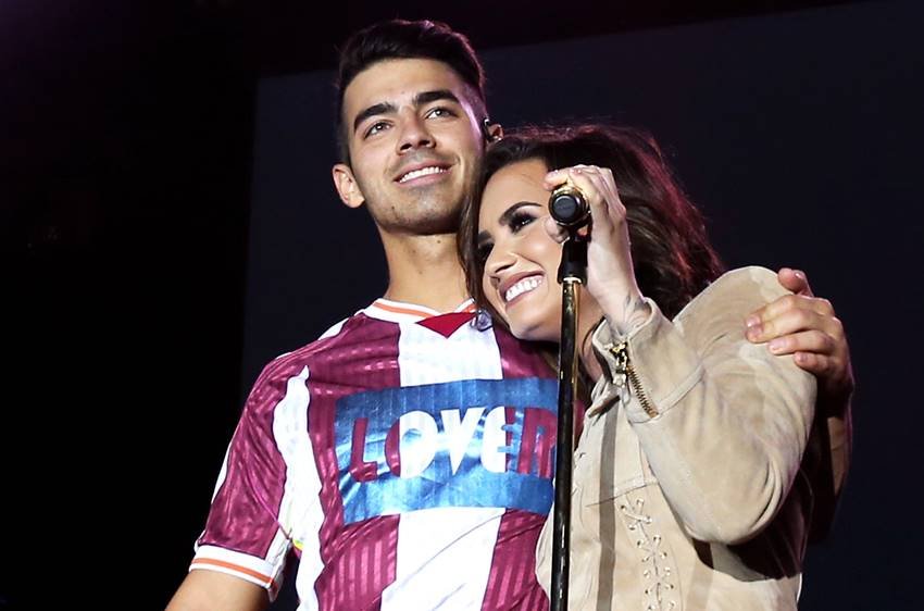 Demi Lovato And Joe Jonas. Demi lovato, demi lovato relationship, demi lovato drungs adicted, Drungs addicted demi lovato, priyanka chopra, nick jonas