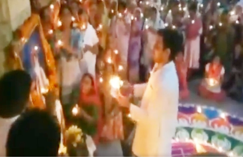 जेल के बाहर आसाराम के भक्तों ने की महाआरती (फोटो सोर्स- वीडियो स्क्रीनशॉट)