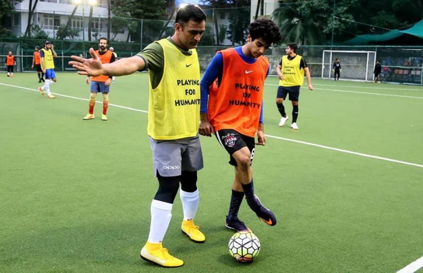 इस तस्वीर में कैप्टन कूल धोनी ईशान को इंस्ट्रक्शन देते हुए दिखाई दे रहे हैं।