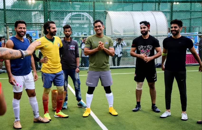 रणबीर कपूर के कज़िन अरमान जैन और आयुष्मान खुराना के भाई के साथ एम एस धोनी