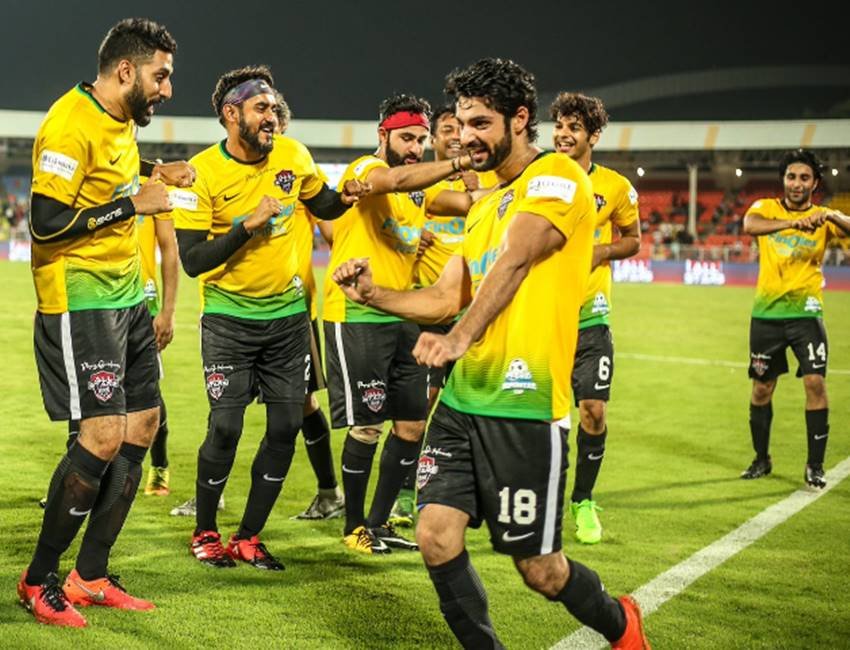 इस तस्वीर में अभिषेक बच्चन, करण वाही, ईशान खट्टर जैसे सितारे फील्ड पर मस्ती करते हुए देखे जा सकते हैं।