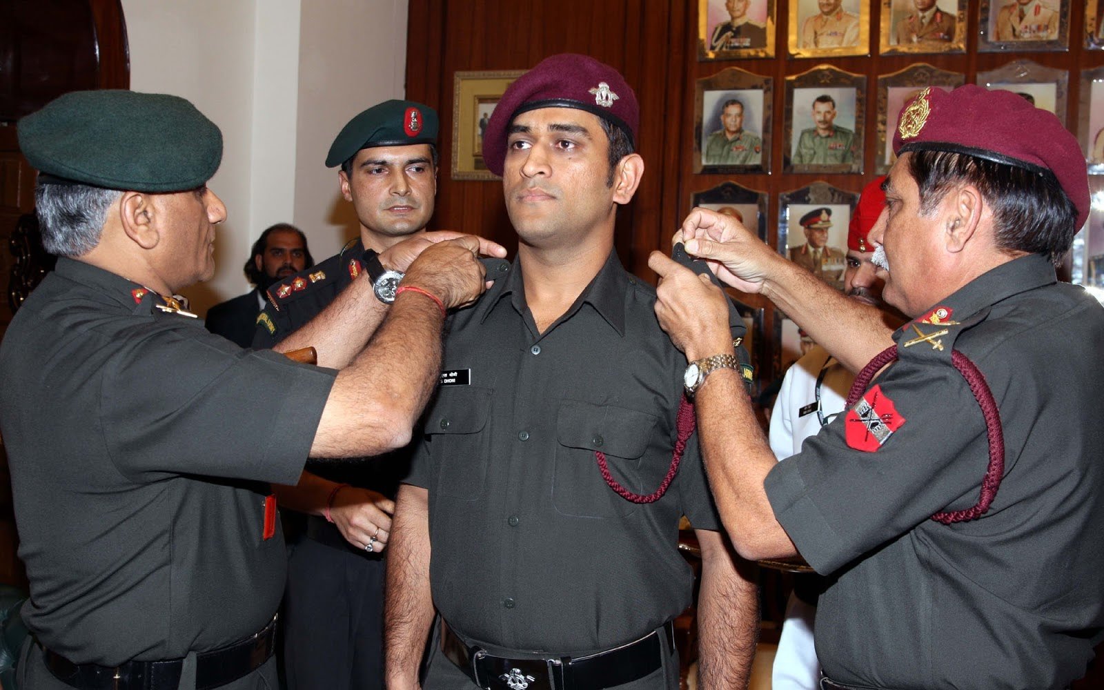 dhoni lieutenant Colonel, dhoni para regiment agra, sakshi dhoni, ms dhoni, sakshi dhoni birthday, ms dhoni pics, sakshi dhoni pics, cricket news, SM dhoni Records, Dhoni recorcd, ms dhoni Birthday