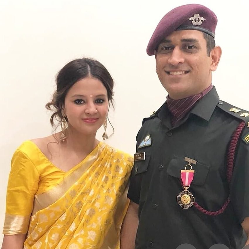 धोनी और साक्षी क्रिकेट की दुनिया के बेहतरीन कपल हैं, जिनकी मिसाल दी जाती है। इस कपल के करोड़ों दीवाने हैं। वह एक दिग्गज क्रिकेटर, एक अच्छे पति और एक बेहतरीन पिता भी हैं।