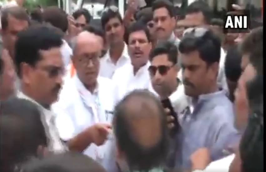 पार्टी कार्यकर्ताओं से दिग्विजय सिंह की हुई तीखी बहस
फोटो सोर्स - वीडियो स्क्रीनशॉट्स
