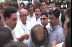 VIDEO: दिग्विजय सिंह पर बिफर पड़े कांग्रेस कार्यकर्ता, हुई तीखी नोंक झोंक