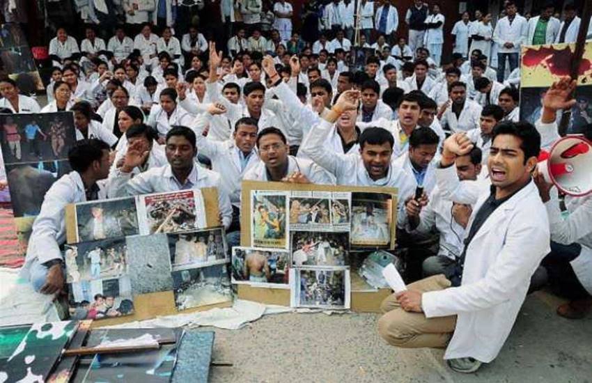 डॉक्टरों की कमी से जूझ रहे मध्यप्रदेश में यह समस्या अगले दस साल तक बनी रह सकती है।