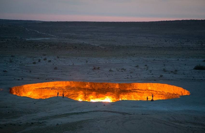 रेगिस्तान के सीने में 47 वर्षों से धधक रही है आग। (Image Source: facebook/The Earth) रेगिस्तान के सीने में 47 वर्षों से धधक रही है आग। (Image Source: facebook/The Earth)