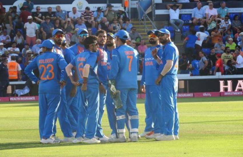 आपस में बातचीत करते टीम इंडिया के खिलाड़ी।