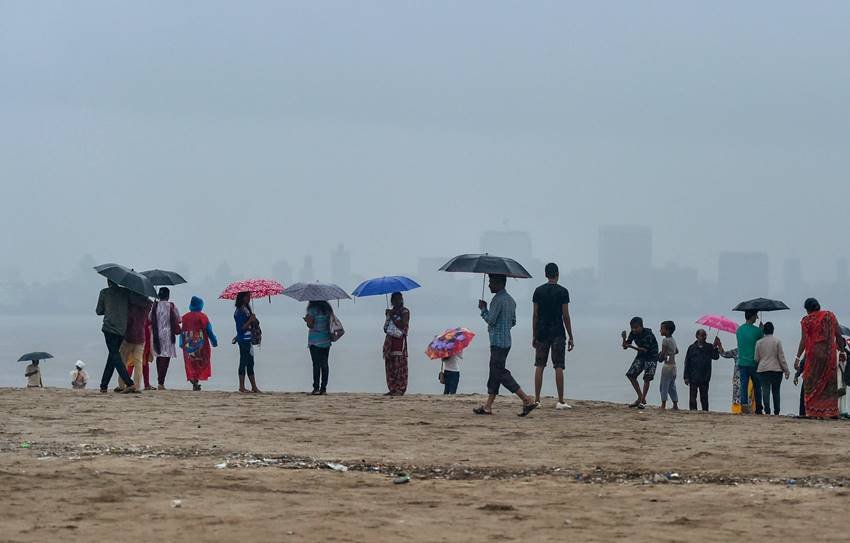 mumbai rains, mumbai rainfall, maharashtra rainfall, mumbai potholes, mumbai traffic jam, mumbai school, mumbai colleges, devendra fadnavis, mumbai natives chilling rain, mumbai people enjoying rainy weather, mumbai people entertaing in rain