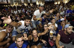 Fifa World Cup 2018: जीत के जश्‍न में सड़क पर उमड़ा जनसैलाब, रात भर झूमे लोग